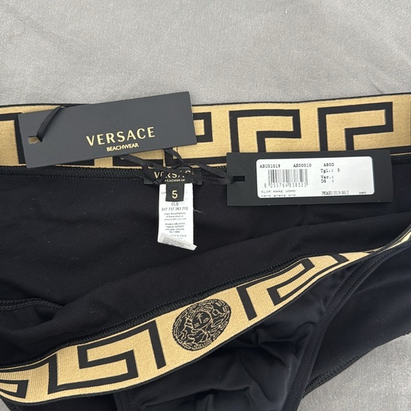 Versace Swim Briefs 
Brand New
100% Authentic
Size 5 (M) - Picture 2 of 4